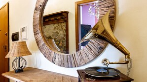 Een houten console tafel met een grammofoon en een lamp.