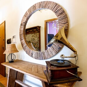 Interior - The Eater - Luxury (siena)