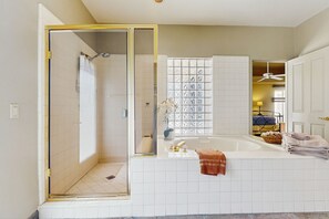 Shower, hair dryer, towels - Desert Bliss with Mountain Views & a Sparkling Private Pool. (Palm Desert)