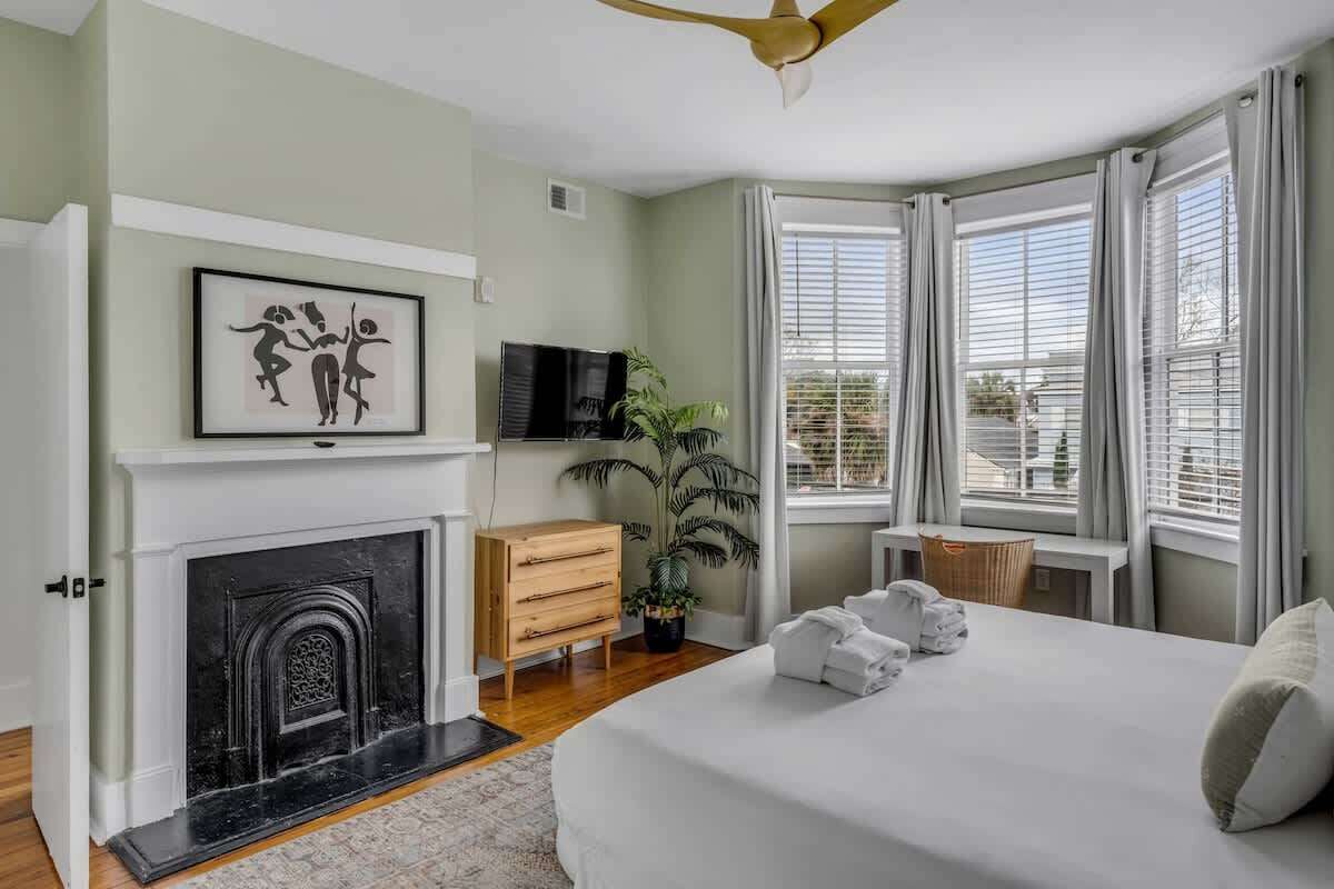 Iron/ironing board, travel crib, WiFi, bed sheets