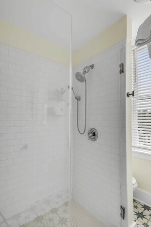 Shower, hair dryer, shampoo - Luxury Historic Home, Daybed w. Reading Nook! (Charleston)