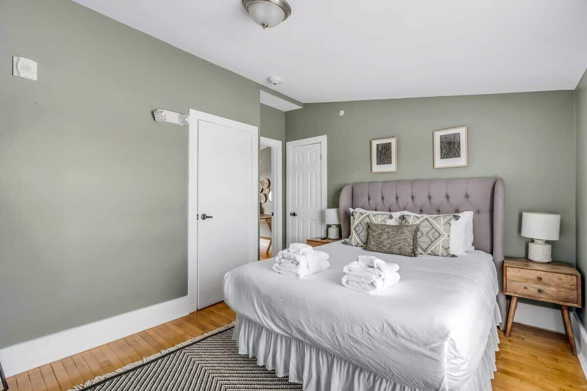 Iron/ironing board, travel crib, WiFi, bed sheets