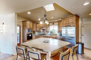 Fridge, microwave, oven, stovetop - Dog-friendly oasis with yard, amazing pool, furnished patio, & washer/dryer (Tucson)