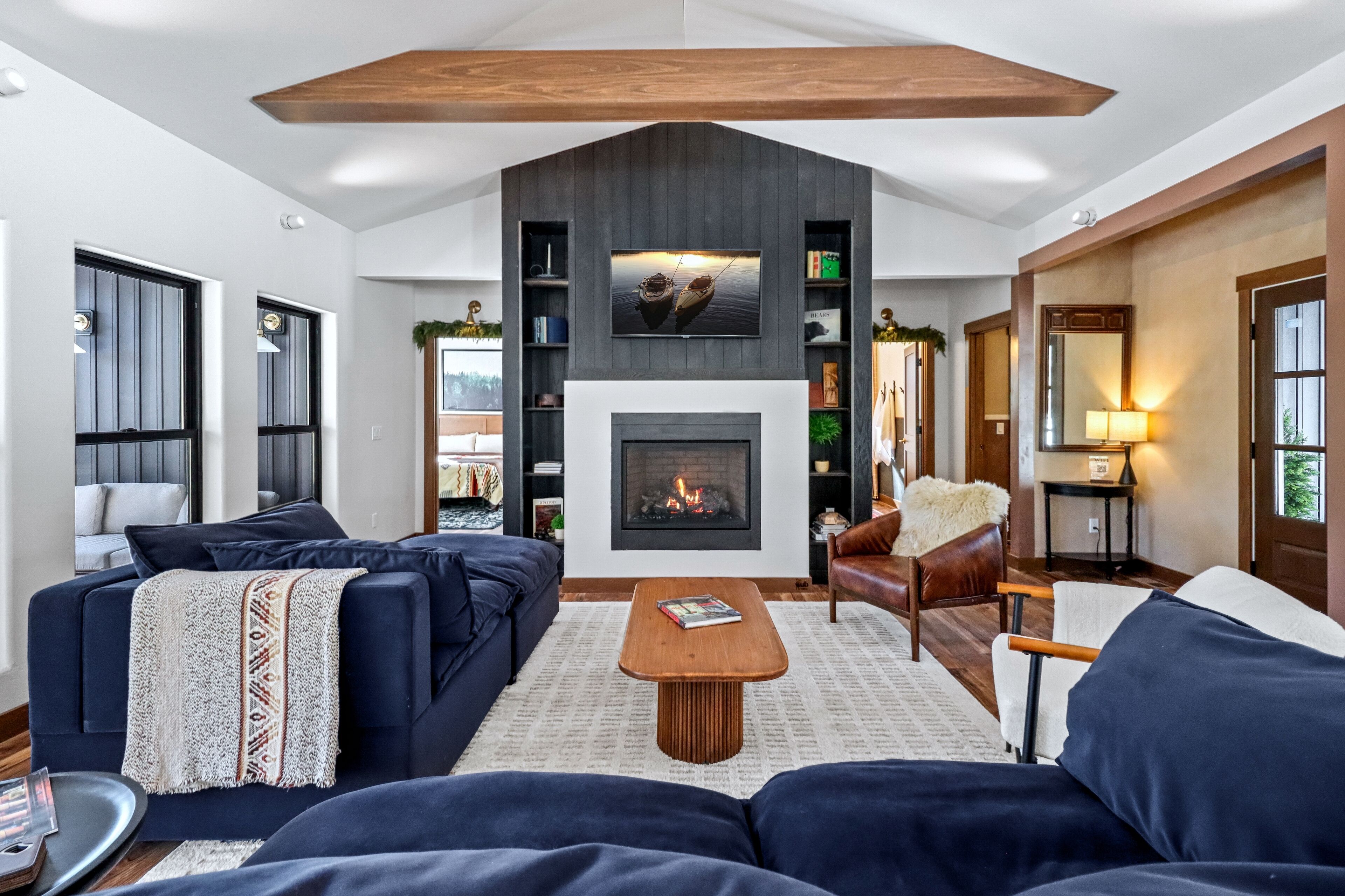 Smart TV, chimenea y libros 