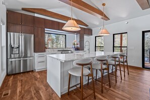 Fridge, microwave, oven, stovetop - Waterfront Family Lodge, Fully Reimagined (Eagle River)
