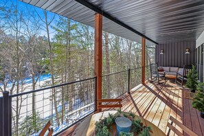 Terrace/patio - Waterfront Family Lodge, Fully Reimagined (Eagle River)