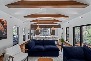 Smart TV, fireplace, books - Waterfront Family Lodge, Fully Reimagined (Eagle River)