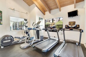 Fitness facility - Radiant retreat with pool and hot tub access, sunroom, washer/dryer, gym, & AC (Tucson)