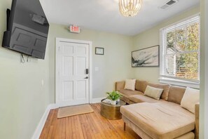 TV, fireplace - Backyard Verdana w. Grill, Newly Updated Interior! (Charleston)