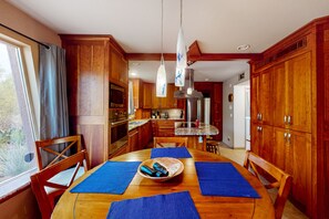 Dining - Mountain view home with private pool, tranquil patio & beautiful kitchen (Tucson)