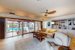 Smart TV, books - Mountain view home with private pool, tranquil patio & beautiful kitchen (Tucson)