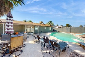 A heated pool - Sunny home with a pool, grill, washer/dryer, & AC - dog friendly (Phoenix)