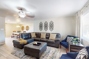 Smart TV, books - Sunny home with a pool, grill, washer/dryer, & AC - dog friendly (Phoenix)