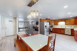 Fridge, microwave, oven, stovetop - Sunny home with a pool, grill, washer/dryer, & AC - dog friendly (Phoenix)