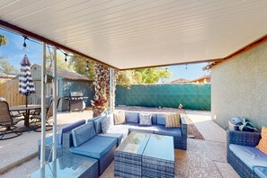 Outdoor dining - Sunny home with a pool, grill, washer/dryer, & AC - dog friendly (Phoenix)