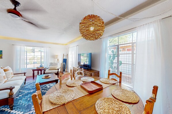 Dining - Charming & bright bungalow w/ patio, yard, close to downtown shops, dogs ok (Tucson)