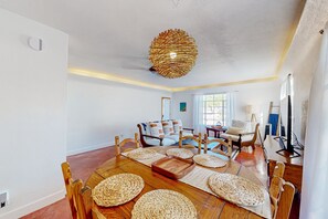 Smart TV - Charming & bright bungalow w/ patio, yard, close to downtown shops, dogs ok (Tucson)