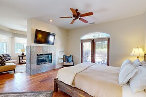 4 bedrooms, desk, iron/ironing board, free WiFi - Luxurious, dog-friendly home w/ a home office, private pool, spa & gas grill (Rancho Mirage)