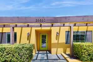Exterior - Contemporary house with pool, spa, firepit, gas grill, W/D, & central AC (Rancho Mirage)
