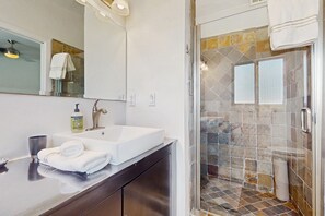 Shower, hair dryer, towels - Contemporary house with pool, spa, firepit, gas grill, W/D, & central AC (Rancho Mirage)