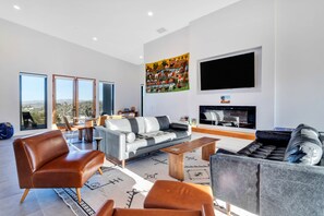 Living area - Spacious mountain view dog-friendly house with grill, fireplace, W/D, & kitchen (Yucca Valley)