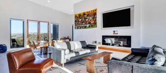 Spacious mountain view dog-friendly house with grill, fireplace, W/D, & kitchen