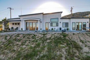 Exterior - Spacious mountain view dog-friendly house with grill, fireplace, W/D, & kitchen (Yucca Valley)