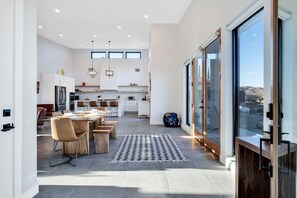 Dining - Spacious mountain view dog-friendly house with grill, fireplace, W/D, & kitchen (Yucca Valley)