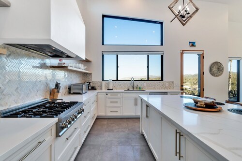 Spacious mountain view dog-friendly house with grill, fireplace, W/D, & kitchen