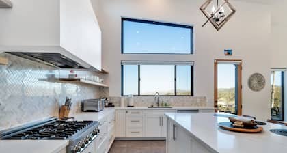 Spacious mountain view dog-friendly house with grill, fireplace, W/D, & kitchen