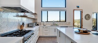 Spacious mountain view dog-friendly house with grill, fireplace, W/D, & kitchen