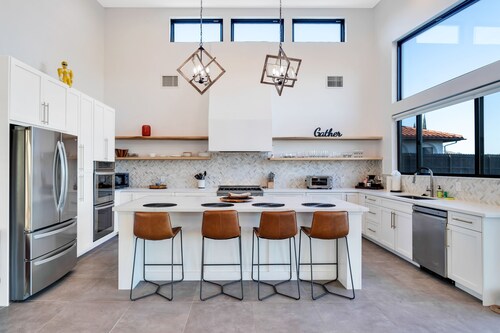 Spacious mountain view dog-friendly house with grill, fireplace, W/D, & kitchen