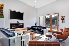 Living area - Spacious mountain view dog-friendly house with grill, fireplace, W/D, & kitchen (Yucca Valley)