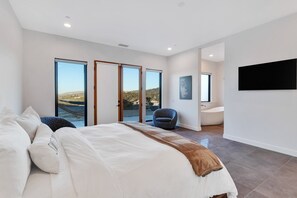 Room - Spacious mountain view dog-friendly house with grill, fireplace, W/D, & kitchen (Yucca Valley)