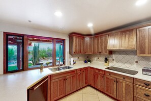 Fridge, microwave, oven, stovetop - Mountain view escape with an enclosed yard, pool, hot tub, grill, & AC - dogs ok (Tucson)