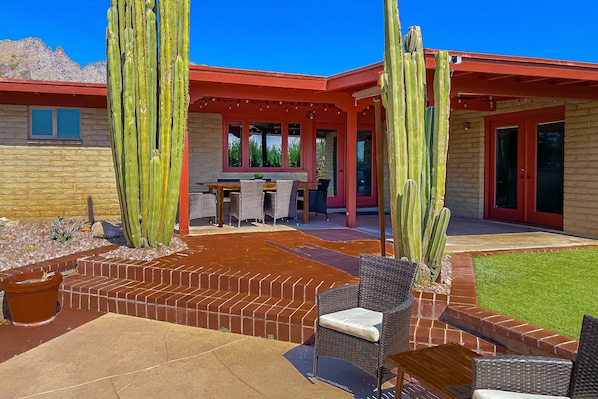 Outdoor dining - Mountain view escape with an enclosed yard, pool, hot tub, grill, & AC - dogs ok (Tucson)