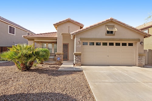 Desert oasis with an enclosed yard, firepit, washer/dryer, and central AC