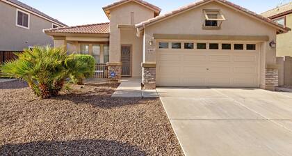 Desert oasis with an enclosed yard, firepit, washer/dryer, and central AC