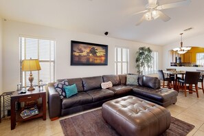 Smart TV, DVD player, books - Desert oasis with an enclosed yard, firepit, washer/dryer, and central AC (Gilbert)