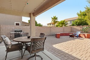 Outdoor dining - Desert oasis with an enclosed yard, firepit, washer/dryer, and central AC (Gilbert)