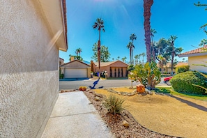 Property grounds - Gated community home with 2 pools, hot tubs, private patio, AC, & W/D (Palm Desert)