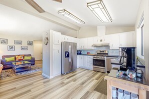 Fridge, microwave, oven, stovetop - Gated community home with 2 pools, hot tubs, private patio, AC, & W/D (Palm Desert)