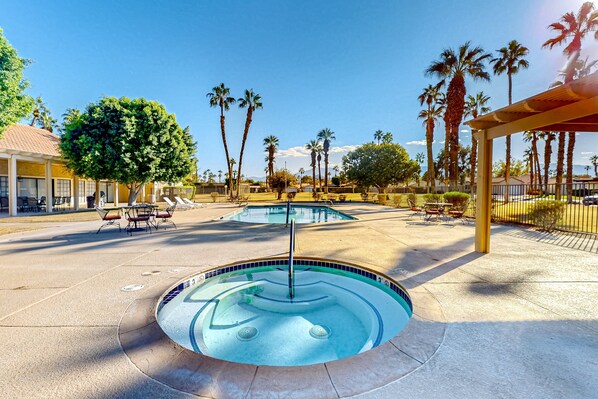 A heated pool - Gated community home with 2 pools, hot tubs, private patio, AC, & W/D (Palm Desert)