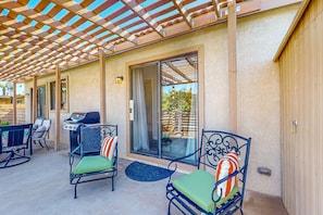 Terrace/patio - Gated community home with 2 pools, hot tubs, private patio, AC, & W/D (Palm Desert)