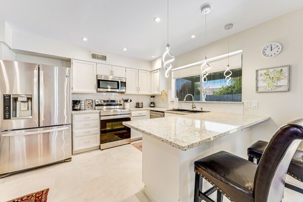 Fridge, microwave, oven, stovetop - Home with pool, grill, firepit, washer/dryer & central AC - near golf & hiking (Phoenix)