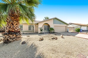 Property grounds - Home with pool, grill, firepit, washer/dryer & central AC - near golf & hiking (Phoenix)