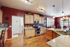 Fridge, microwave, oven, stovetop - Spacious home with fireplace, multiple patios, balcony & grill (Show Low)