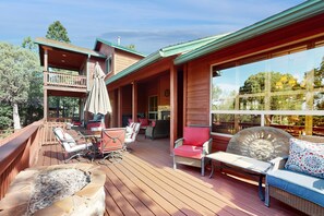 Outdoor dining - Spacious home with fireplace, multiple patios, balcony & grill (Show Low)