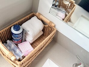 Hair dryer, towels, soap, toilet paper - Pretty in pink studio/Montrose HTX/Free parking + WIFI (Houston)