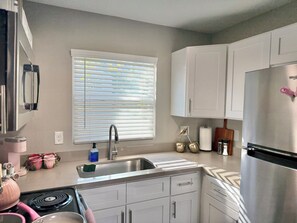 Private kitchen - Pretty in pink studio/Montrose HTX/Free parking + WIFI (Houston)